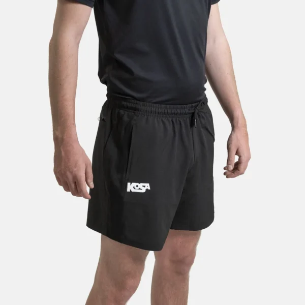 Kosa Träningsshorts Team Performance Classic från sidan – svarta träningsshorts med rymlig sidoficka.
