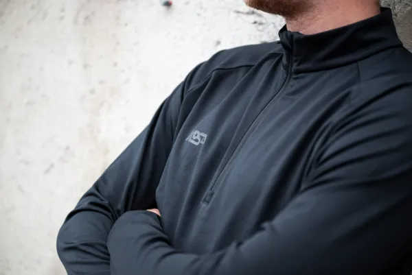 Närbild på dragkedja och stretchtyg på Kosa Elite midlayer.