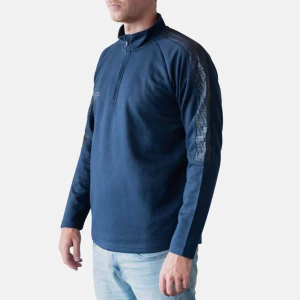 Manlig modell i marinblå Kosa Classic träningströja med mönstrade ärmar.