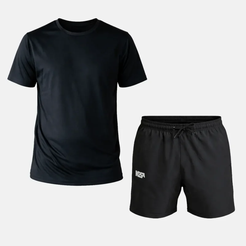 KOSA Classic Training Set Herr - Svart funktionströja och svarta shorts med vit logga.