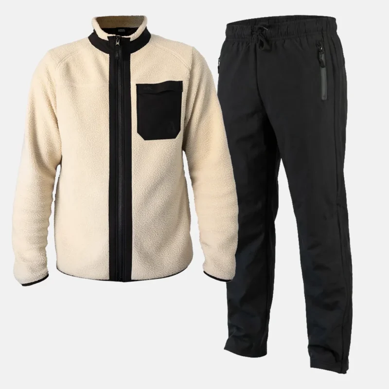 Produktbild på KOSA Nordic Comfort Set. Visar en beige pilejacka med svart bröstficka och svarta fritidsbyxor med dragkedja vid anklarna mot en ljus bakgrund.